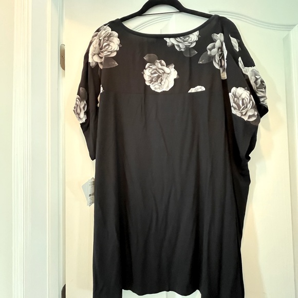 Pretty black and white top. Size 2X. NWT - Picture 2 of 4